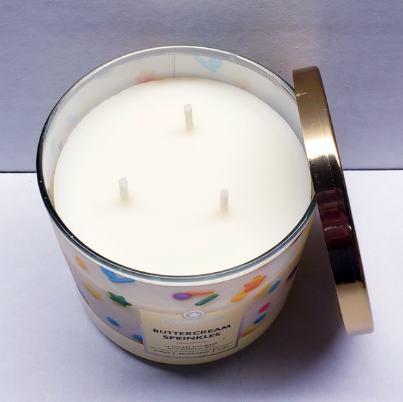 Goose Creek BUTTERCREAM SPRINKLES Large 3-Wick Scented Candle, 14.5 oz - Picture 3 of 5
